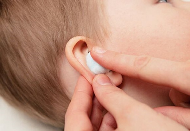 Можно греть ухо ребенку. Закапывание капель в уши.